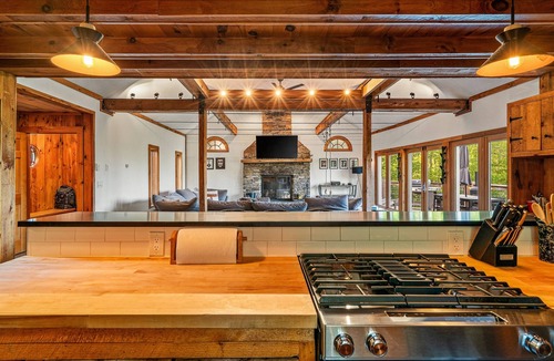 Stratton Mountain House | Views for Days | A/C | Hot Tub | Sauna | EV charging | 6 min to Stratton!