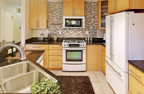 Highland Park Condo | Views Galore 2B|2B