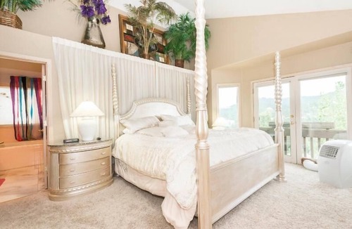 Golden House | VIEWS-LUXURY-REDROCKS CONCERTS-SKI-CASINOS-HOUSE ON SIDE MNT - GREAT VIEWS