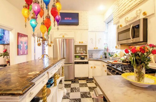 Union City Apartment | Views of NYC Unique Decor 10 mins to NYC