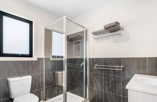 Primrose Sands Apartment | VIEWS ON FALCON : Perfect for couples or solo travellers
