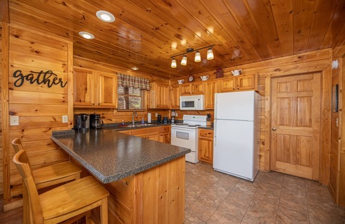 Pigeon Forge Cabin | Views, Views! CLEAN near DOLLYWOOD 5 stars, Game Room, Hot Tub, Close to all