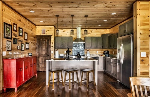 Chalet Village Cabin | VIEWS/YARD/Hot Tub/Theater/Game Room - Wild Ginger