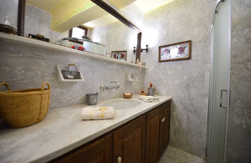 Sarkhos Hotel | Viglatoras