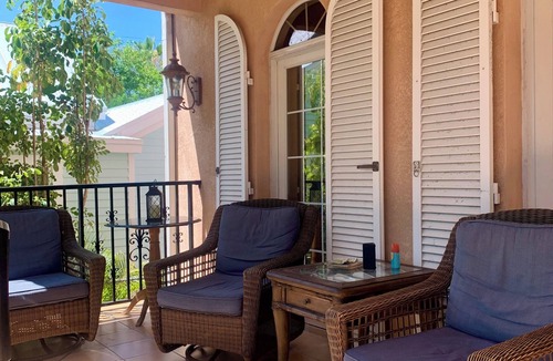 Downtown Villa | Villa 3 Bdrms/3 baths/close to everything/off st prking/Old Town/30%off Aug/Sept