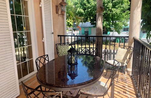Downtown Villa | Villa 3 Bdrms/3 baths/close to everything/off st prking/Old Town/30%off Aug/Sept