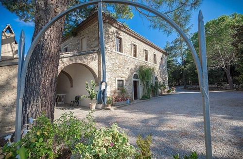 Rapolano Terme House | Villa Adalia: An elegant and welcoming apartment that covers the entire top floor of an ancient country manor built on a hillside, surrounded by meadows and woods.