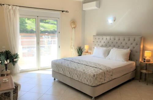 Agía Eiríni Villa | Villa Aeolus with private overflow, endless, heated pool
