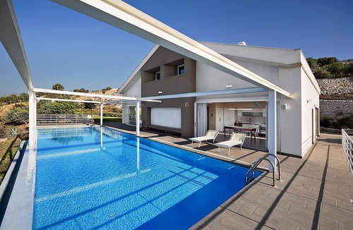 Ragusa Villa | Villa Afrodite for groups:infinity pool,tennis court,bbq,wi-fi and amazing views