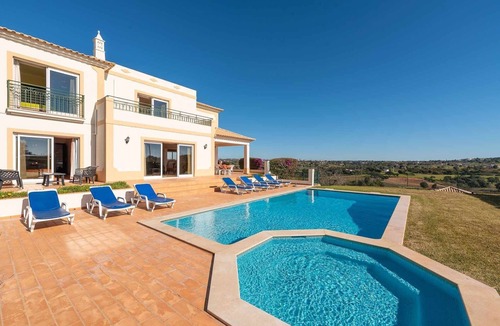 Vale de Parra Villa | Villa 'Água' with Mountain Views, Wi-Fi, and Air Conditioning