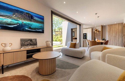 Le Grau-dʼAgde Villa | Villa Amphitrite Share, beach & happiness
