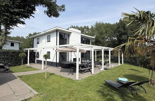 Halfweg House | Villa Amsterdam Beyond | 4 Bedrooms | Sleeps 8 Pet-friendly!