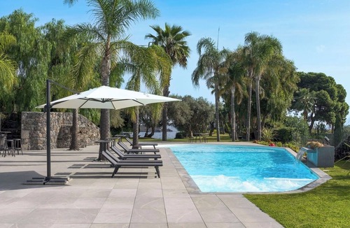 Stazzo Apartment | Villa Anemone - Iris Apartment, Sea Front