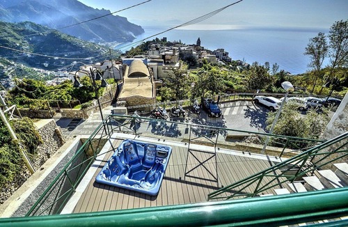 Ravello Villa | Villa Arletta: A characteristic two-story ancient house located on a hillside, facing the sea.