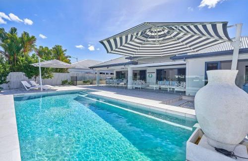 Trinity Beach House | Villa Aura Private Pool Lakefront & Near Beach