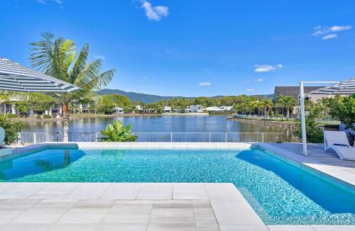 Trinity Beach House | Villa Aura Private Pool Lakefront & Near Beach