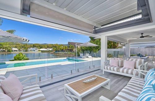 Trinity Beach House | Villa Aura Private Pool Lakefront & Near Beach