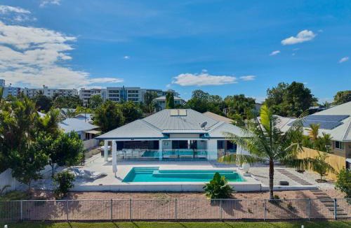 Trinity Beach House | Villa Aura Private Pool Lakefront & Near Beach