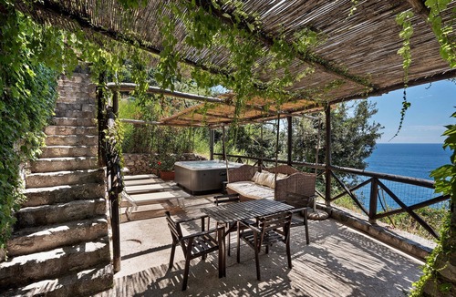 Conca dei Marini Villa | Villa 'Aurora In Dependance' with Sea View, Wi-Fi and Air Conditioning