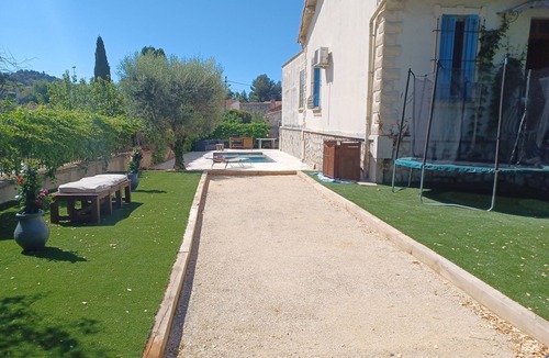 Plan-de-Cuques House | Villa Avec Piscine et Terrain de Pétanque Dans le sud