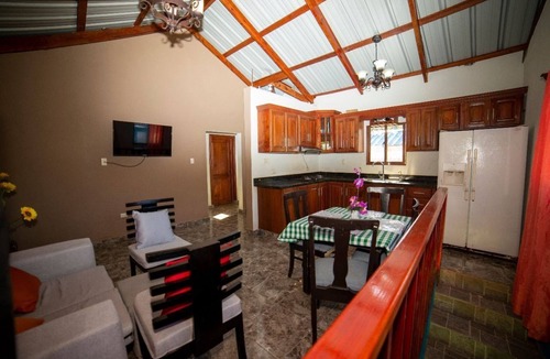 Jarabacoa Villa | Villa Azul in Jarabacoa, a mountain refuge, next to the Yaque River.