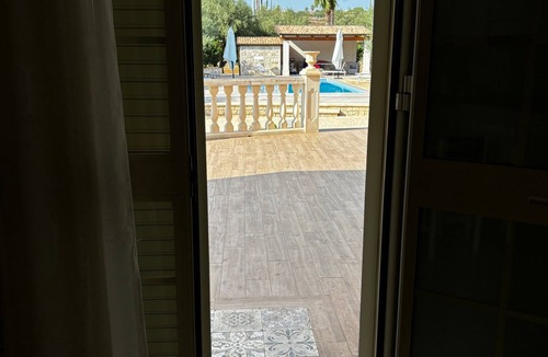 Casa Papa Villa | Villa Bartolomeo with Pool, Garden and Wi-Fi