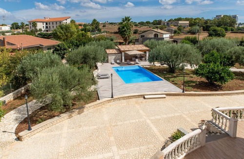 Casa Papa Villa | Villa Bartolomeo with Pool, Garden and Wi-Fi