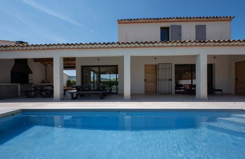 Malaucene Villa | Villa Beau Provence – Stylish design villa with heated pool, outdoor kitchen & stunning views near Mont Ventoux
