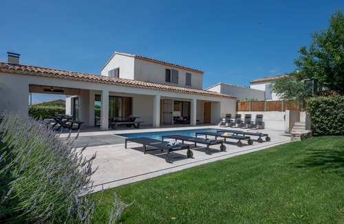 Malaucene Villa | Villa Beau Provence – Stylish design villa with heated pool, outdoor kitchen & stunning views near Mont Ventoux