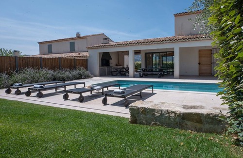 Malaucene Villa | Villa Beau Provence – Stylish design villa with heated pool, outdoor kitchen & stunning views near Mont Ventoux