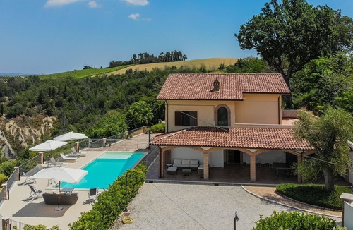 Cossignano Villa | Villa Belcolle with pool, air conditioning and wonderful panorama, 20 minutes from the Adriatic Sea