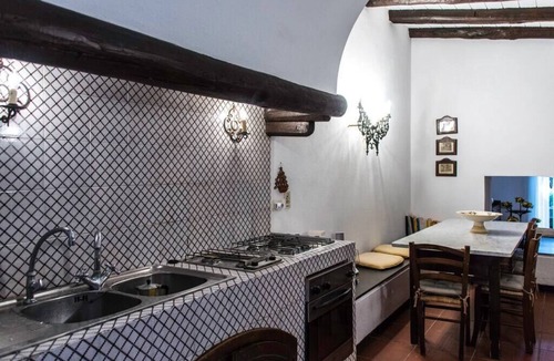 Capri Villa | Villa Bianca, centrally located and surrounded by greenery, 5 minutes from the Piazzetta