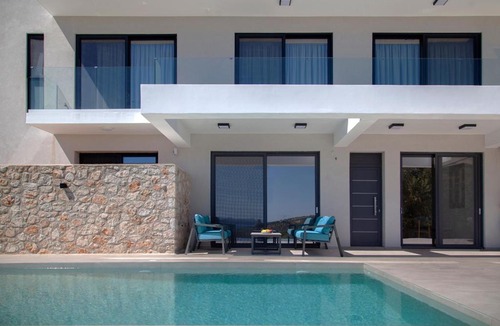 Evgiros Apartment | Villa Blauw with Infinity Pool & Sea Views