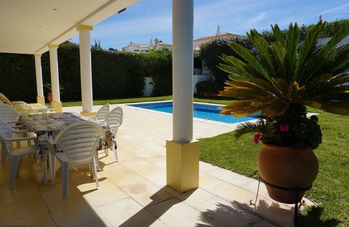 Branqueira Villa | Villa Borboleta, Albufeira. Quality Villa, Private Pool, Air Conditioning, 3 Bedrooms, 4 Bathrooms.
