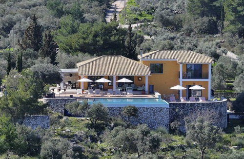 Tsoukaladhes Villa | Villa Borsa: Secluded Retreat with Sea Views, Gym and near famous beaches