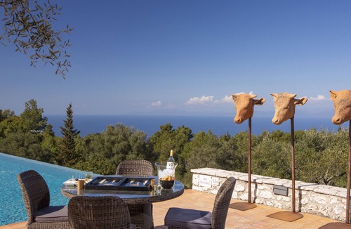 Tsoukaladhes Villa | Villa Borsa: Secluded Retreat with Sea Views, Gym and near famous beaches