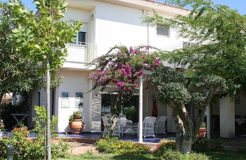 Ascea House | Villa Briseide: A characteristic and welcoming two-story apartment that is part of a villa situated at a few steps from a sandy beach, with Free WI-FI.