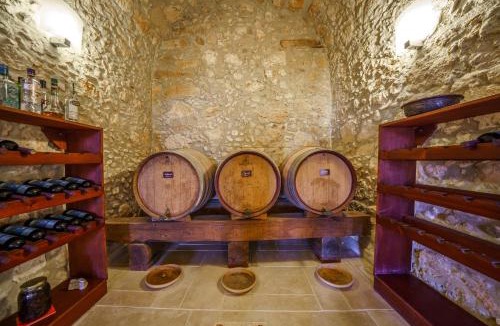 Maroulas Villa | Villa Candice Historic Venetian Retreat by Rentado