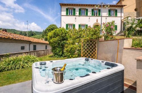 Pescia Villa | VILLA Castel del Monte - Panoramic Tuscan Villa with Jacuzzi