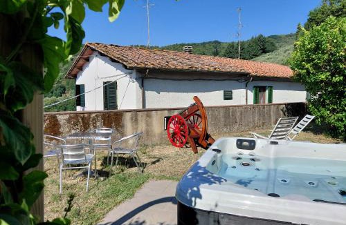 Pescia Villa | VILLA Castel del Monte - Panoramic Tuscan Villa with Jacuzzi