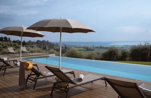 Cavaion Veronese Villa | Villa Cavaion - sophisticated villa with infinity pool, park & 180° lake view