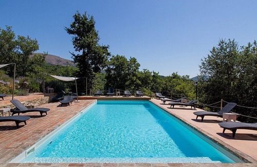 Umbertide House | Villa Cenobio B: A characteristic and welcoming apartment that is part of an ancient country house made of stone, with Free WI-FI.