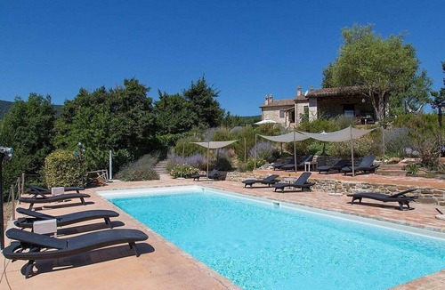 Umbertide House | Villa Cenobio E: A characteristic and welcoming apartment that is part of an ancient country house made of stone, with Free WI-FI.