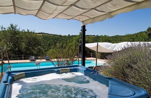 Umbertide House | Villa Cenobio E: A characteristic and welcoming apartment that is part of an ancient country house made of stone, with Free WI-FI.