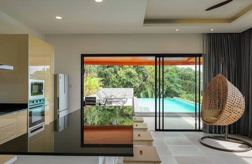 Na Thon Villa | Villa Chatchana is a 3-bedroom villa in Nathon, offering panoramic sea and mountain views.