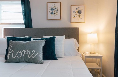 Bristol Apartment | Villa Chic near Downtown Bristol King Bed