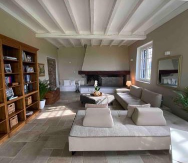 Montecalvo Versiggia House | Villa Chloé Boutique Wine Relais