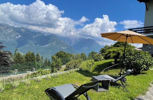 Civenna Bed & Breakfast | Villa D'ALBA with spectacular views of the mountains and Lake Como QUEEN SUITE