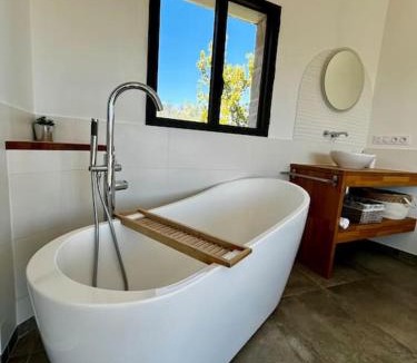 Sampzon Villa | Villa d'Exception avec Vue Panoramique et Piscine Chauffée