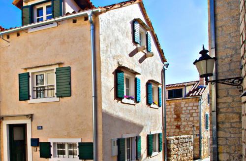 Split House | Villa Daky